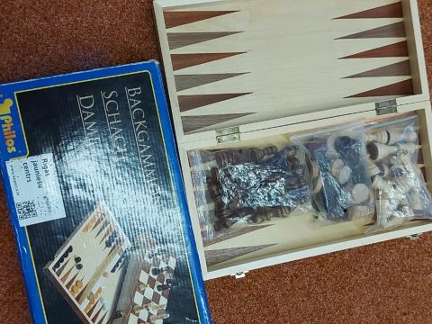 Backgammon un šaha komplekts (daži kauliņi trūkst)
