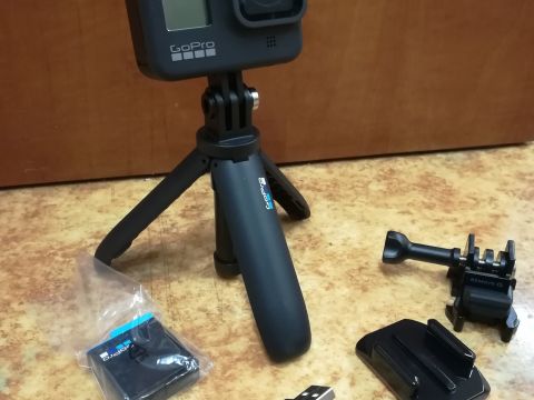GoPro 8 (komeplektā ietver atmiņas karti, galvas stiprinājumu, aizsargstikliņu u.c. sīklietas)
